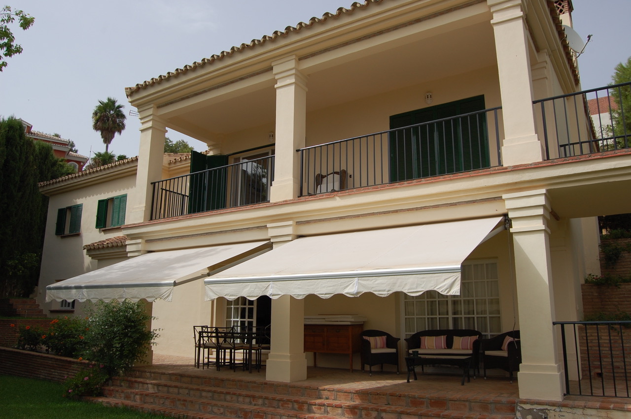 MAGNIFICA VILLA A CERCADO DE CALDERÓN CON VISTA MARE, GIARDINO E PISCINA