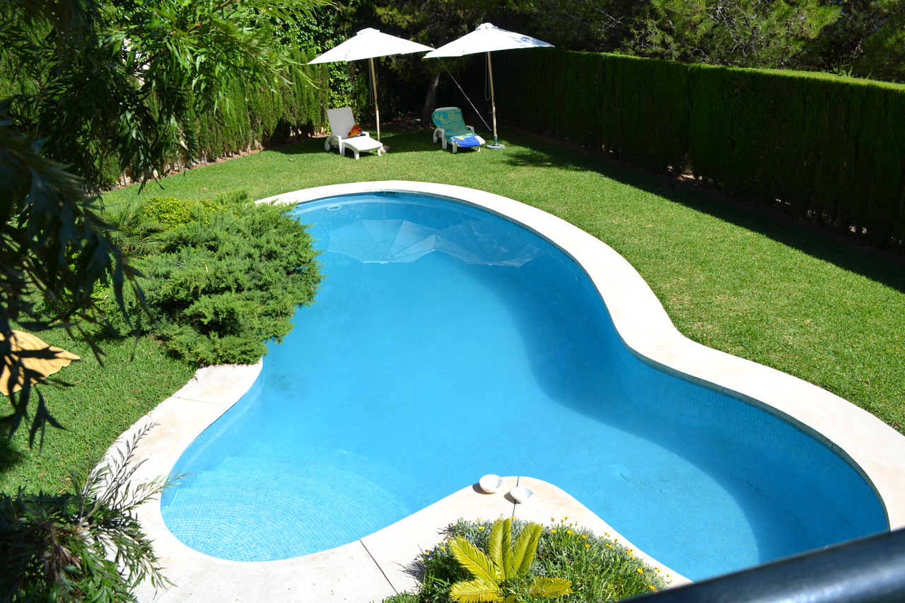 PRACHTIGE VILLA IN CERCADO DE CALDERÓN MET UITZICHT OP ZEE, TUIN EN ZWEMBAD