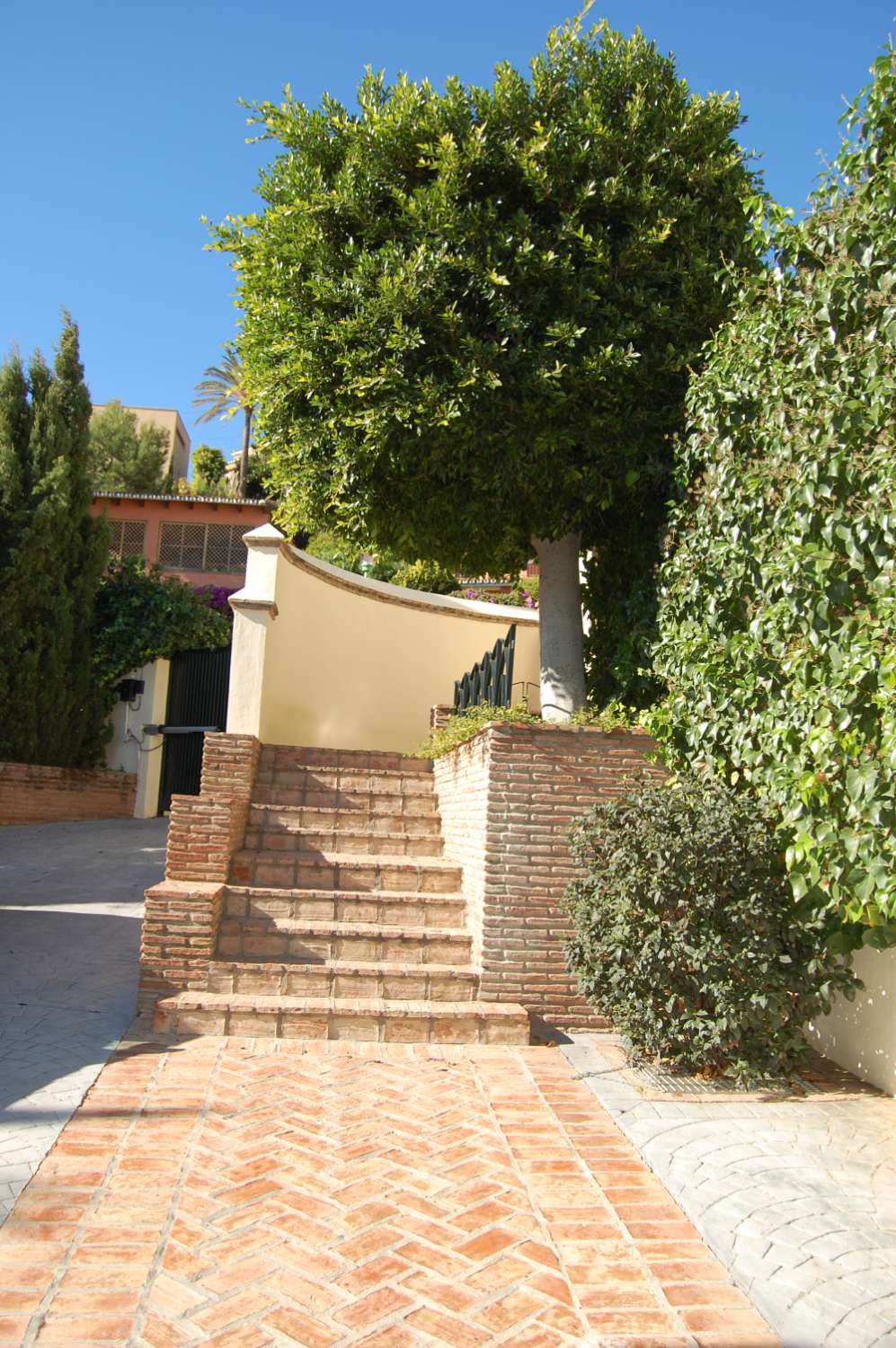 MAGNÍFICA VILLA EN CERRADO DE CALDERÓN CON VISTAS AL MAR, JARDÍN Y PISCINA