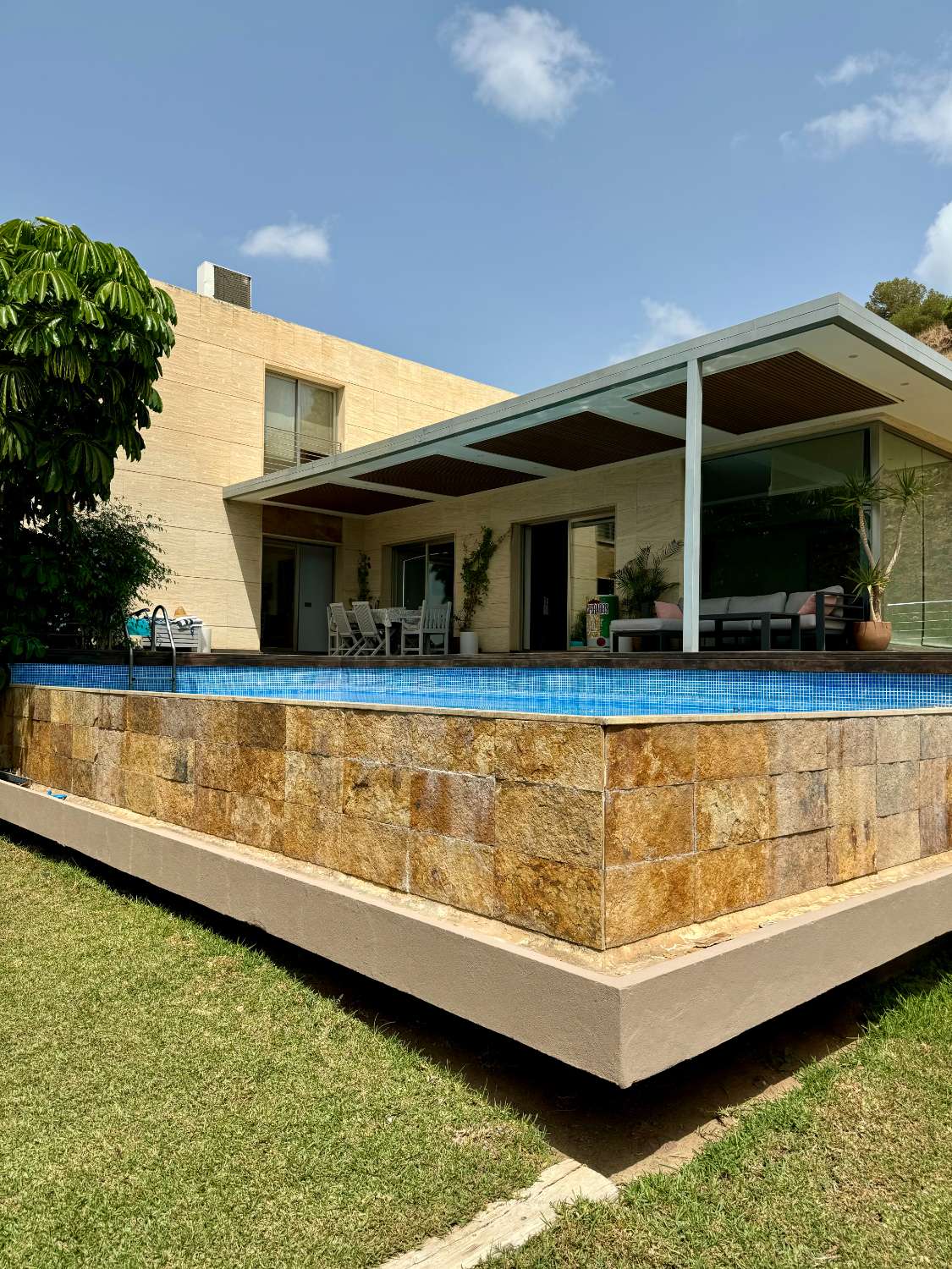 VILLA DE DISEÑO CON VISTAS AL MAR, EN PINARES DE SAN ANTÓN