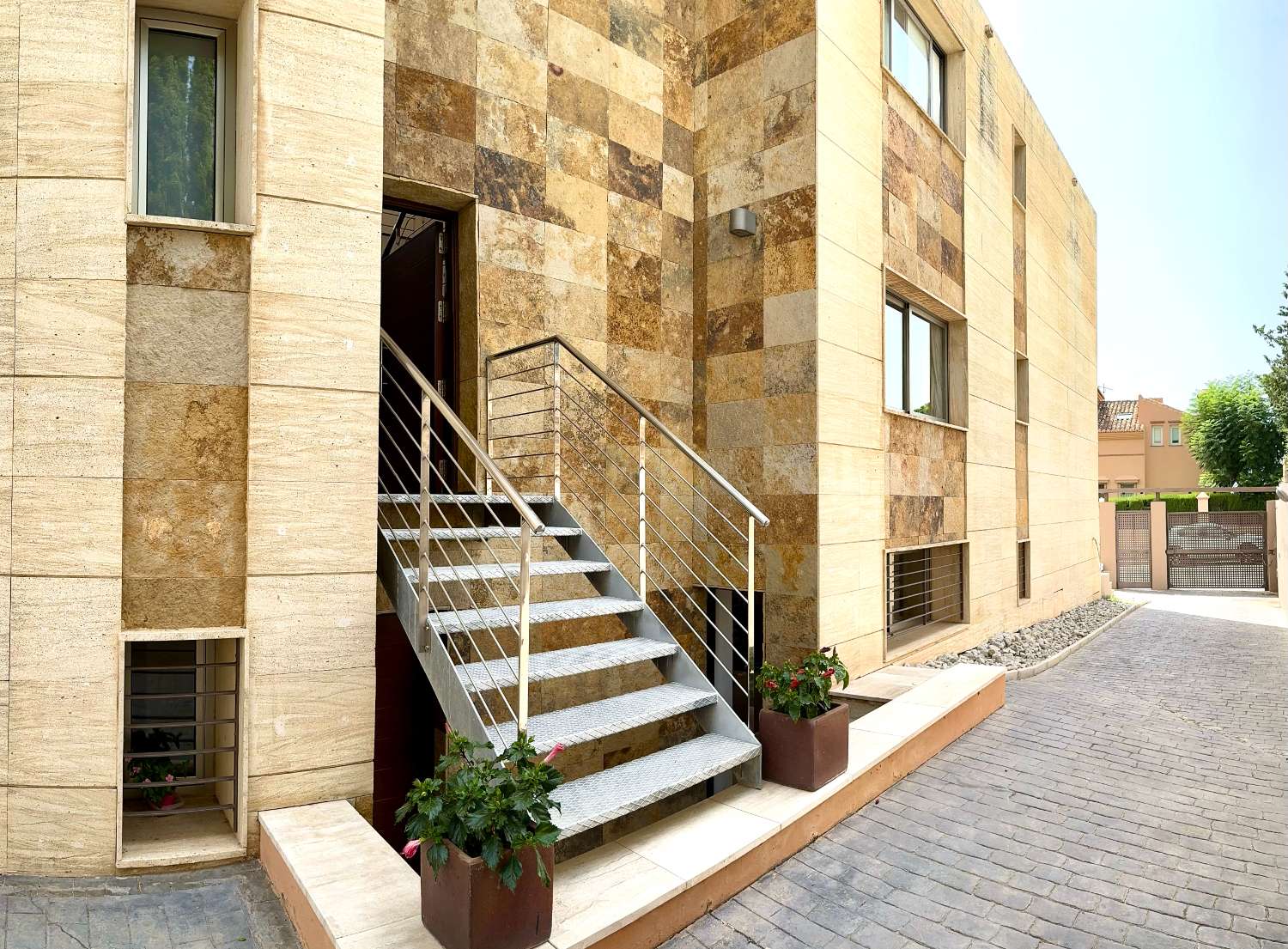 VILLA DE DISEÑO CON VISTAS AL MAR, EN PINARES DE SAN ANTÓN