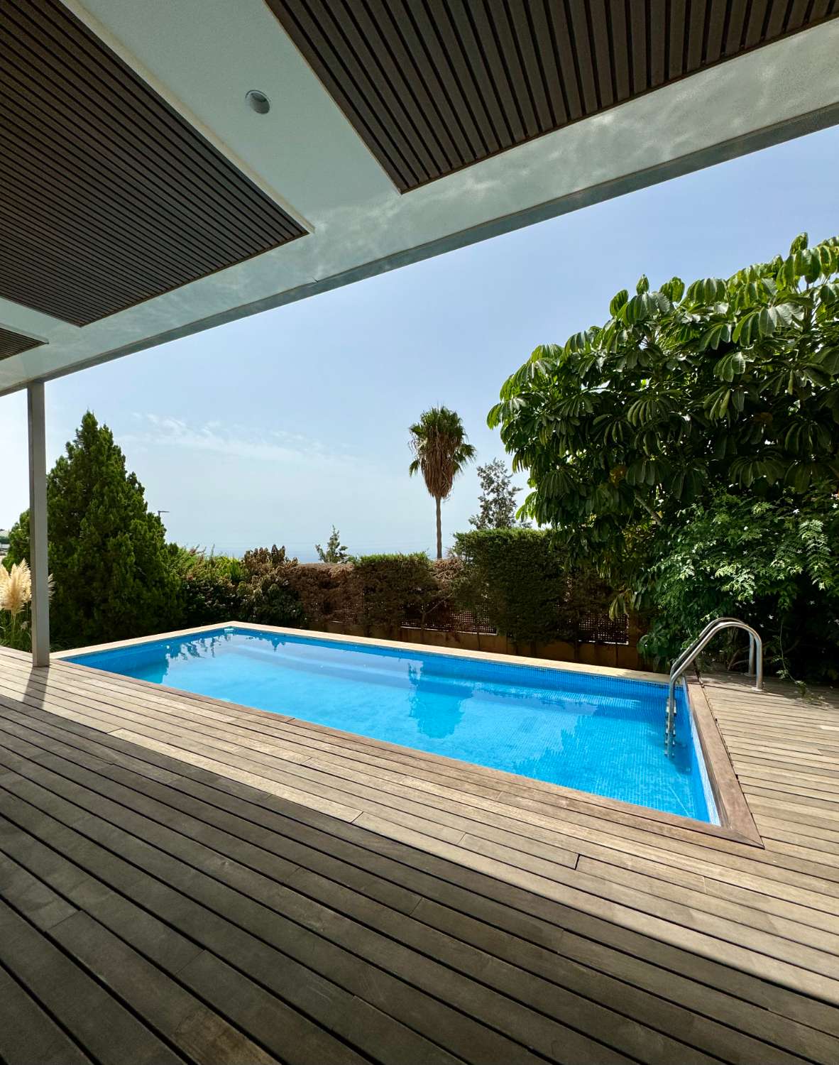 VILLA DE DISEÑO CON VISTAS AL MAR, EN PINARES DE SAN ANTÓN